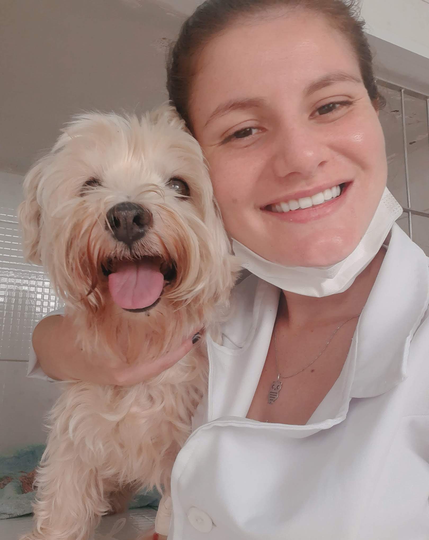 Dra. Leticia Alves com cãozinho feliz após atendimento veterinário